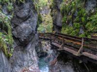 Auf schmalem Holzsteg geht es durch die Klamm